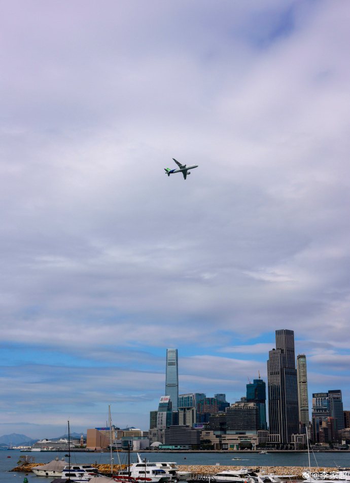 大陸自主研製的C919客機16日在香港維港上空進行飛行展示。（取自香港特首李家超微博）