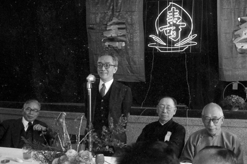 1958年12月17日，國立北京大學60周年校慶，與校慶同天生日的校長胡適（左二）會中致詞。圖／聯合報系資料照片