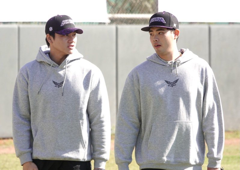 富邦悍將投手江少慶（左）今天在BE HEROES棒球訓練營擔任教練，一旁為海盜隊小將陳柏毓。記者蘇志畬／攝影