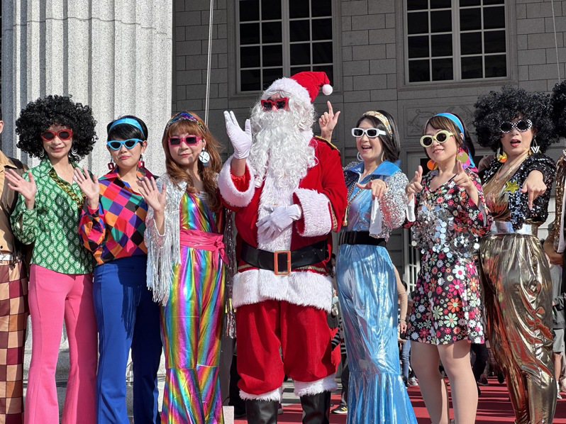 台南奇美博物館今起連續兩周舉行聖誕派對，今年定調超復古Disco，讓民眾與聖誕老公公及身穿復古服裝的群星同樂。記者李文德／攝影