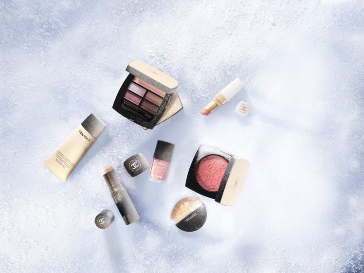 香奈兒推出冬季假期限量彩妝系列，呈現出活力粉嫩的妝感。圖／香奈兒提供