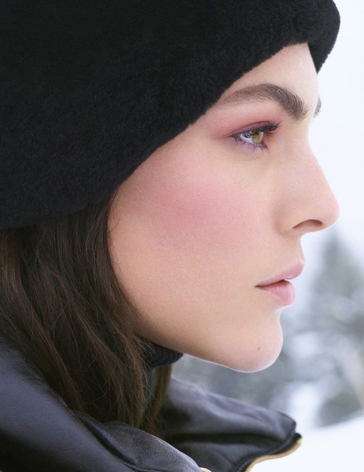 以冬日運動為靈感，香奈兒推出冬季假期限量彩妝系列。圖／香奈兒提供