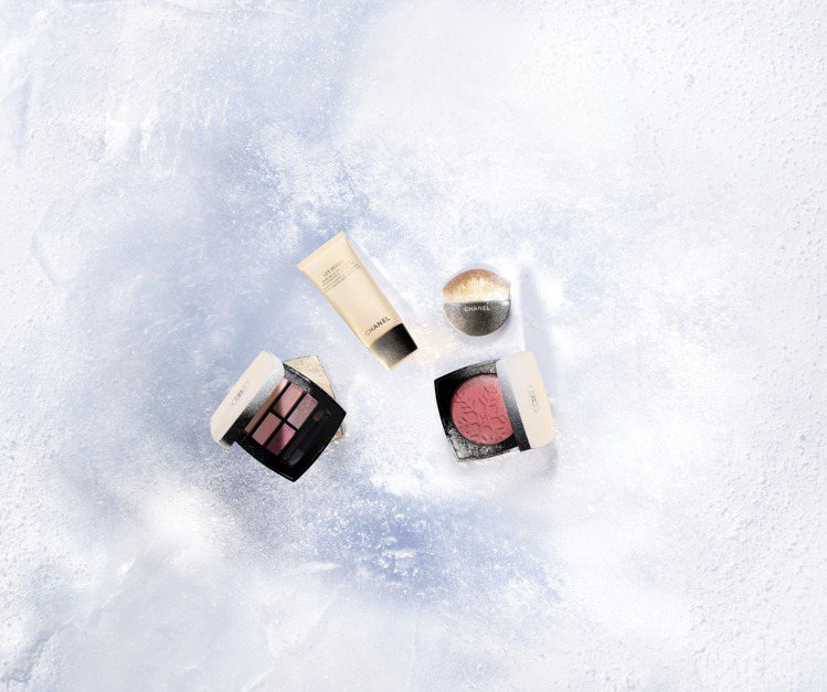 香奈兒推出冬季假期限量彩妝系列，呈現出活力粉嫩的妝感。圖／香奈兒提供