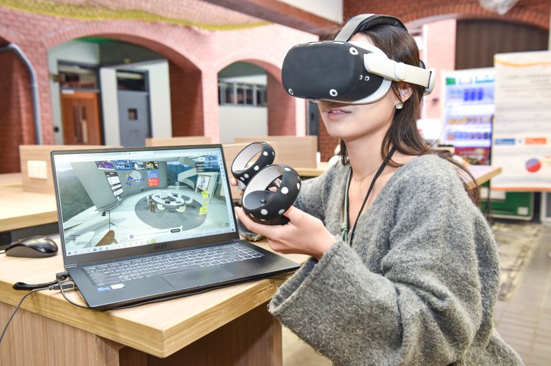 桌遊「標新立意」授權開發成元宇宙互動遊戲，玩家將戴上VR頭盔，於虛擬實境中擔任新聞記者。圖／台師大提供
