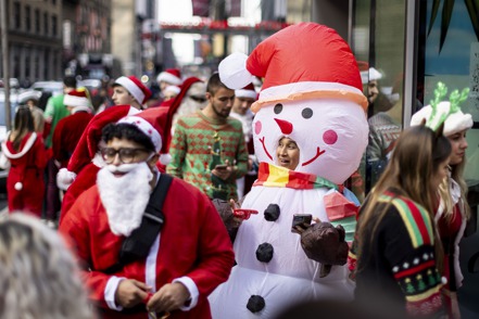 紐約街頭一片歡度耶誕佳節氣氛中，Fed這次決定不當小氣財神，也不做搗蛋鬼。 歐新社