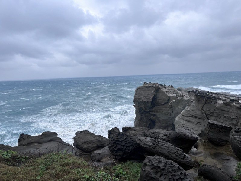 東北角海陸網紅景點「象鼻岩」鼻子被海浪打斷。圖／瑞芳區公所提供