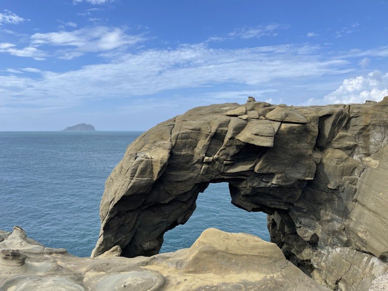 東北角海岸的象鼻岩被海浪打斷前的樣子。本報資料照片