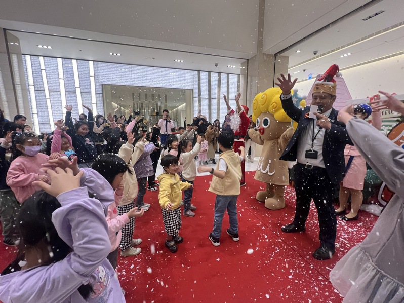 為了迎接耶誕節，昇恆昌金湖廣場今天精心安排金門唯一的首場室內耶誕音樂飄雪秀，當看到天空降下白雪的剎那，小朋友都開心的尖叫。記者蔡家蓁／攝影