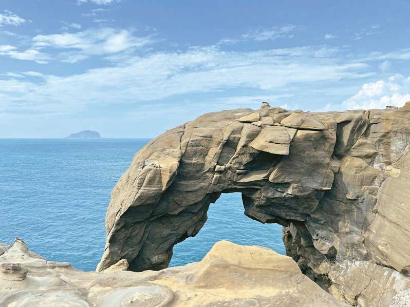 新北市東北角海岸知名的象鼻岩是熱門景點。圖／瑞芳區公所提供