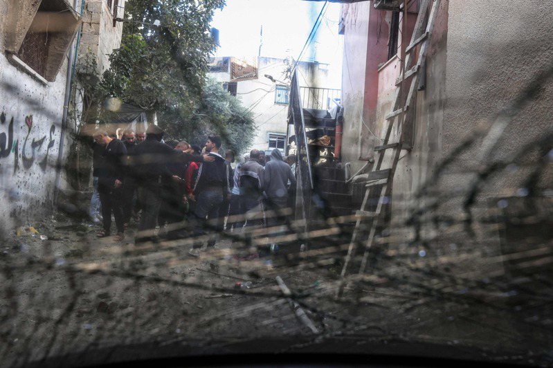 巴勒斯坦衛生部表示，以色列今天攻擊遭占領的約旦河西岸城市圖卡門，至少有5名巴勒斯坦人遭到殺害。圖為以色列襲擊被佔領約旦河西岸北部城市圖卡門附近的巴勒斯坦難民營後，巴勒斯坦人檢查受損情況。法新社