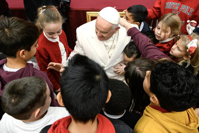 羅馬天主教教宗方濟各今天迎來他的87歲生日，來自梵蒂岡營運的小兒科診所孩童為他慶生，幫他吹熄白色蛋糕上的一根蠟燭，為他唱歌並獻上一束向日葵。歐新社
