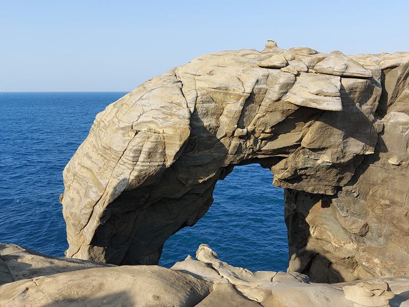 東北角海岸知名的象鼻岩驚傳斷裂，圖為1周前所攝。本報資料照片