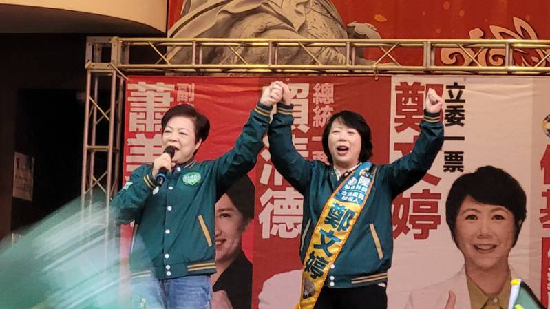 張芳麗（左）拉著鄭文婷（右）的手請大家支持她，卻說自己一票不會投給她，語出驚人。記者游明煌／攝影