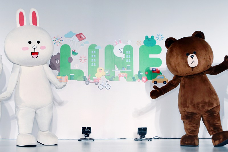 進入台灣市場11年的LINE，給人最大印象就是可愛的貼圖，現在的LINE已經從通訊軟體走向社群平台入口，旗下版圖更擴展到各式業務。圖為2015年LINE Taipei Conference盛會，LINE貼圖明星熊大與兔兔做開場表演。圖／聯合報系資料照片