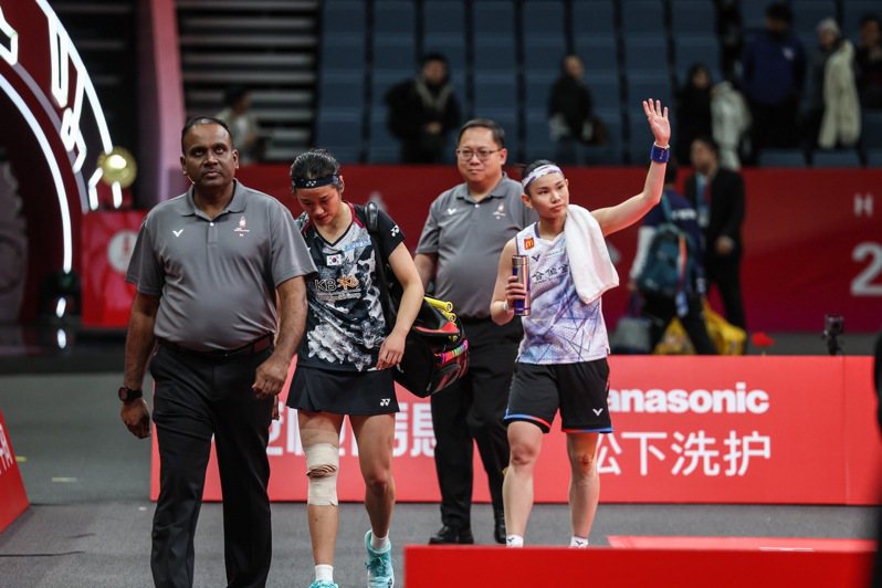 戴資穎（右）昨天4強賽逆轉南韓「世界球后」安洗瑩，生涯第7度打進年終賽決賽。圖／Badminton Photo提供