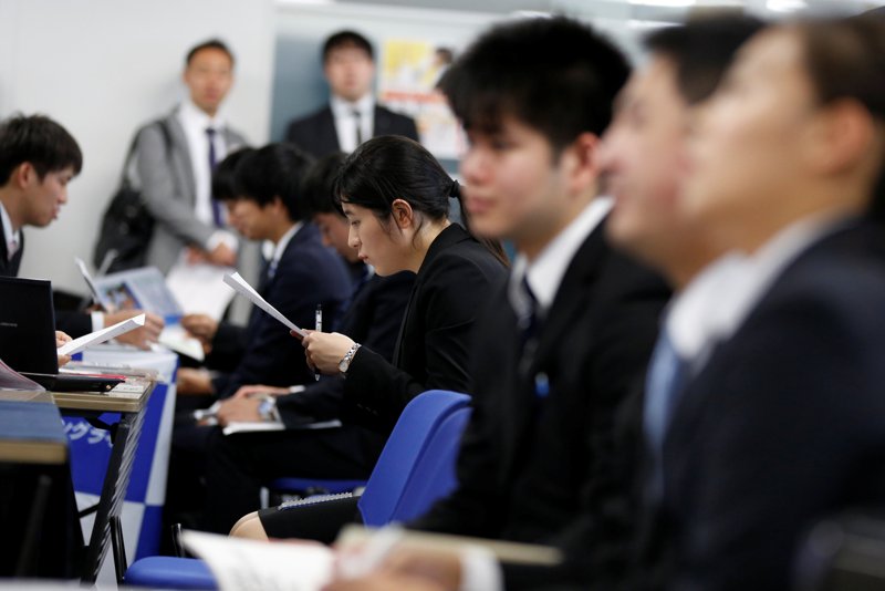 日本企業每年固定會招募一整批剛從學校畢業的社會新鮮人，從大三就展開「就活」，大四開學以後得到內定錄取，但有觀察發現，Z世代的蛙化已不只在感情生活，求職就業也有蛙化現象。路透