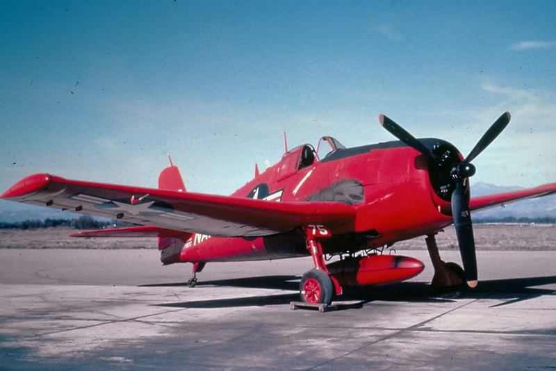 退役後改為無線電遙控靶機的F6F-5K地獄貓戰機，機身漆上大紅色。圖／美國空軍檔案照