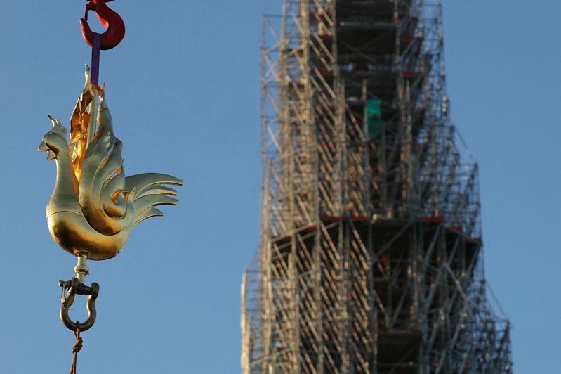 法國巴黎聖母院16日重新在尖塔安裝公雞風向標，象徵修復工程的一大里程碑，目前工人持續搶時間進行整修，希望如期在明年12月重新開放。法新社