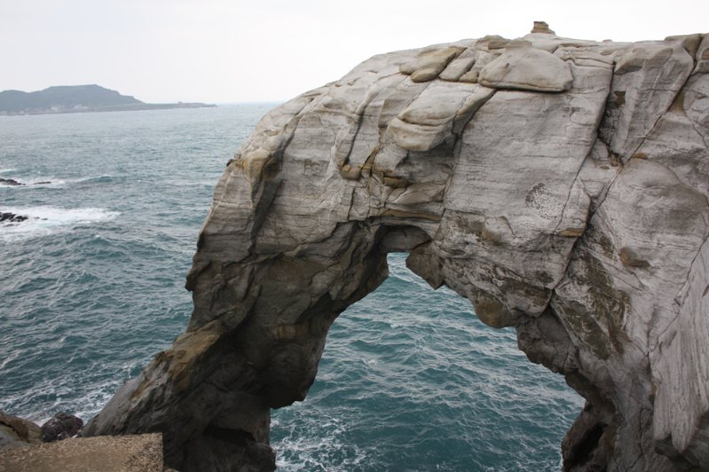 新北市深澳海岸的象鼻岩是知名景點，象鼻處岩石昨天崩塌，美景不再。圖／林文清提供