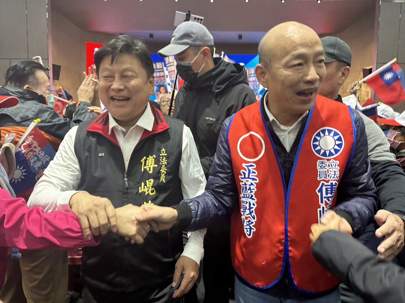 韓國瑜（右）與傅崐萁（左）離開會場時，許多支持鄉親爭相握手。記者王思慧／攝影