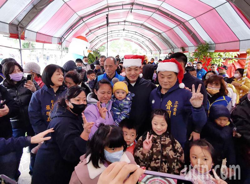 台北市長蔣萬安（中）出席國民黨立委魯明哲（中右）與大小朋友提前祝賀大小朋友聖誕快樂。記者曾增勳／攝影