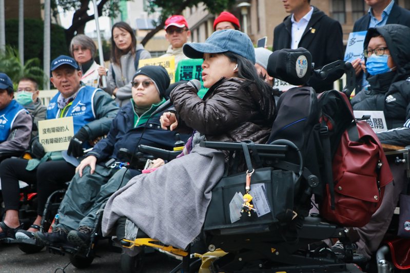 台灣身心障礙者自立生活聯盟理事長林君潔（右）提到，目前法規對於無障礙規定過度狹隘。記者賴昀岫／攝影