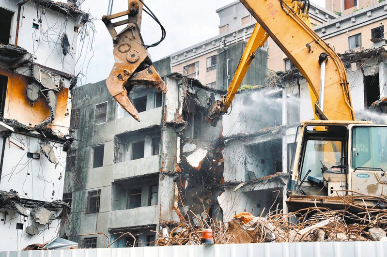 新北五股區西雲路海砂屋2019年8月開始動工拆除。圖／新北市政府提供