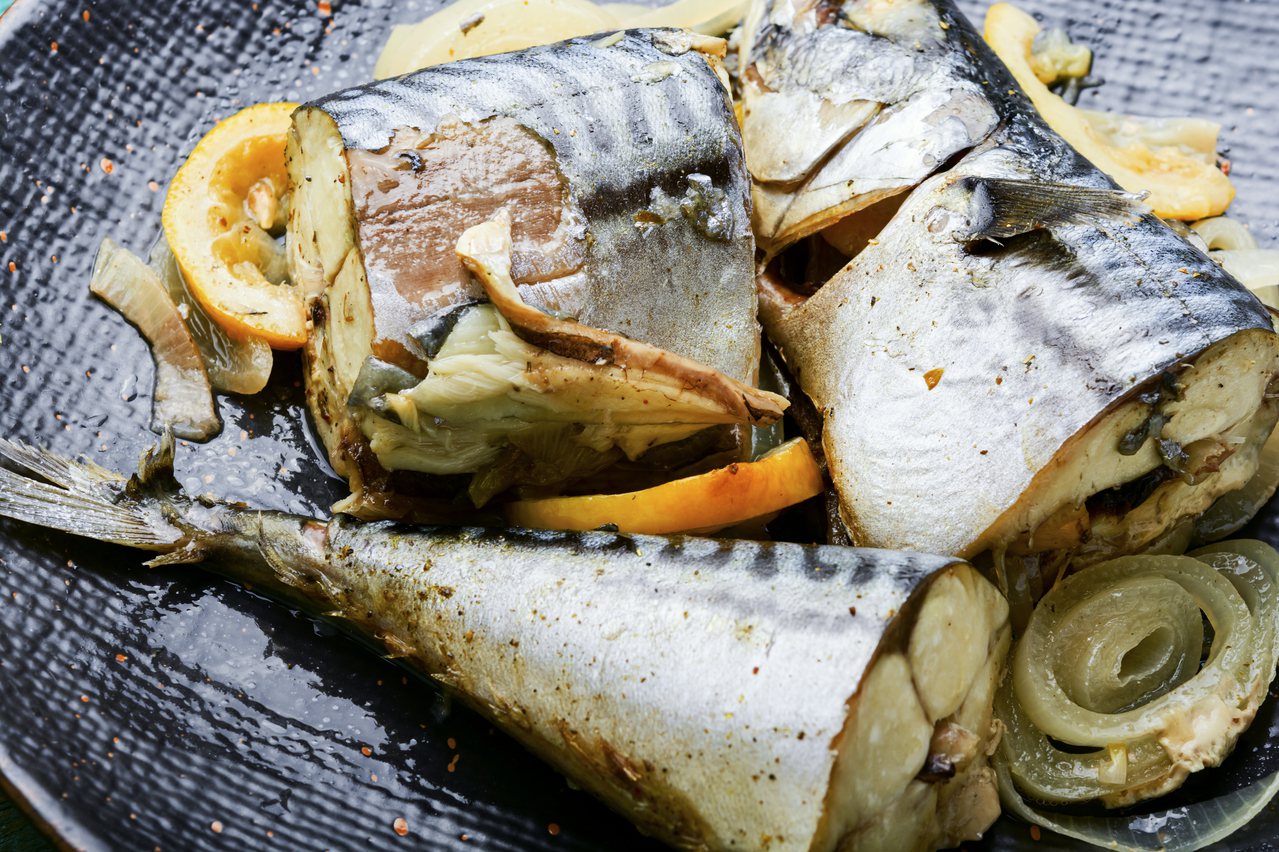 鮭魚、鯖魚、鯡魚和沙丁魚等油性魚類(oily fish)含有EPA（二十碳五稀酸）和DHA（二十二碳六烯酸）等omega-3脂肪酸。
