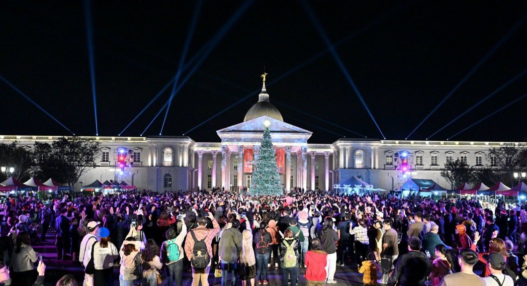 「2023奇美聖誕週末」吸引民眾參與，圖為聖誕大舞會現場。  圖／奇美博物館提供