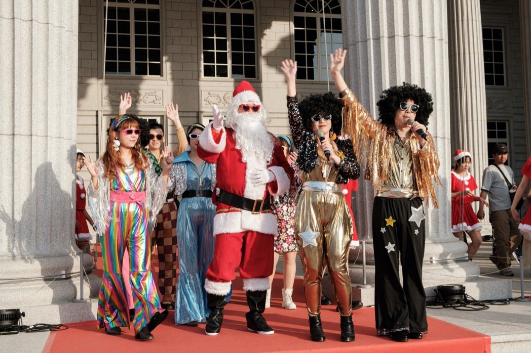 「2023奇美聖誕週末」主打DISCO復古派對，聖誕老公公與遊行隊伍亮相。 圖／...