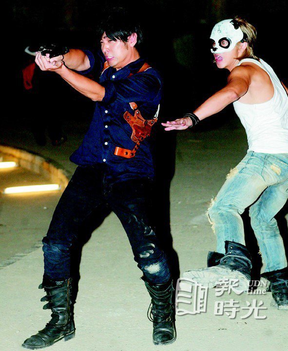 周杰倫(左)指導宇豪演「熊貓人」，架式十足。圖／聯合報系資料照(2009/08/02 周永受攝影)