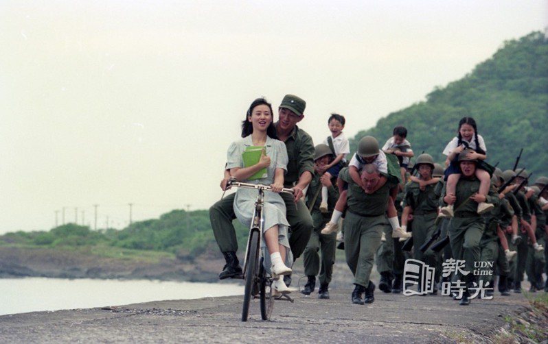 電影「狗蛋大兵」到宜蘭拍戲。圖為翁虹（左起）、吳奇隆。圖／聯合報系資料照(1996/08/30  陳立凱攝影)