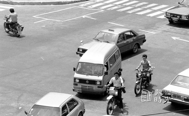 台北市在忠孝東路、松江路、新生南路等主要道路口，廿三日實施機慢車二段式左轉專用車道，第一天成效不佳。圖／聯合報系資料照(1984/07/24  本報記者攝影)