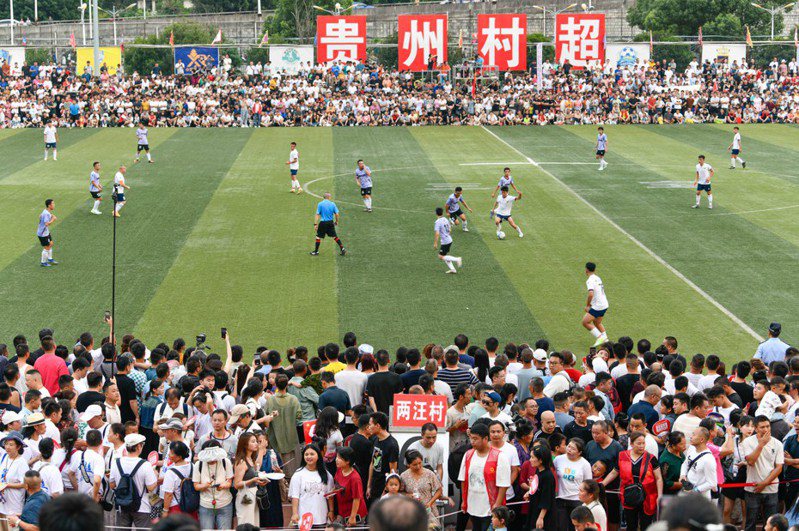 中國發布2023年度「十大新詞語」，其中「村超」指的是貴州農村的球賽。新華社