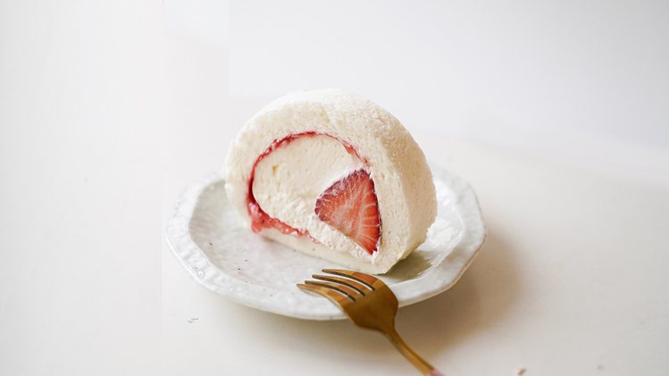 雪白生乳捲 冬之雪 （濃情草莓），每條450元。圖／奧瑪烘焙提供