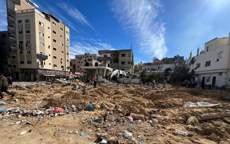 以色列國防軍遭目擊用推土機活埋巴勒斯坦人，巴勒斯坦衛生部長阿爾凱拉要求國際組織徹查。以軍襲擊北加薩阿德萬醫院。路透