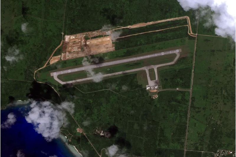 根據11月拍攝的衛星畫面，美軍正在修復天寧島機場。圖／取自SkyFi