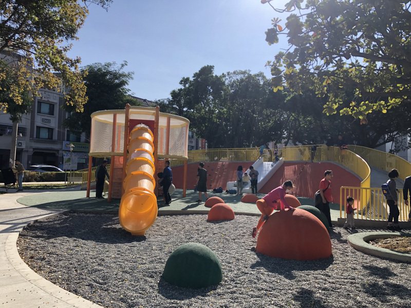 彰化市金馬公園兒童遊具近日更新重新開放，湧入孩童試玩。記者林敬家／攝影