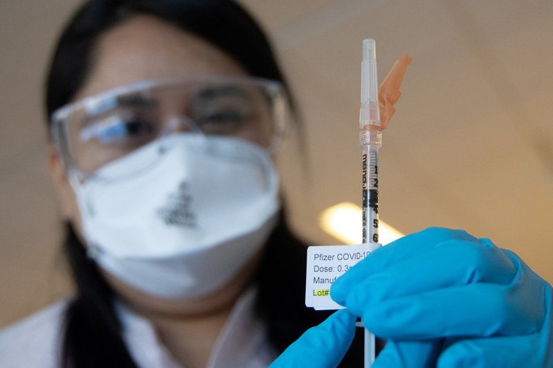 新冠病毒最新變體JN.1已在美國快速傳播，CDC擔心聖誕節前後會有疫情，呼籲民眾戴口罩和打疫苗。（路透）