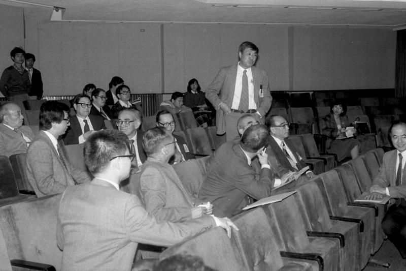 1984年12月19日，中研院舉辦第十六次院士會議，院士項武忠﹙右立者﹚，被公認是該年七十餘位出席院士會議的院士中，最「敢言」者。他強烈質問物理研究所參與的態度。圖／聯合報系資料照片