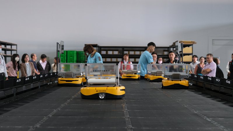 振宇五金南方倉儲物流中心今（18）日啟用，引進自動化分揀機器人AGV（無人搬運車），也結合EPR系統翻轉揀貨流程。振宇五金／提供