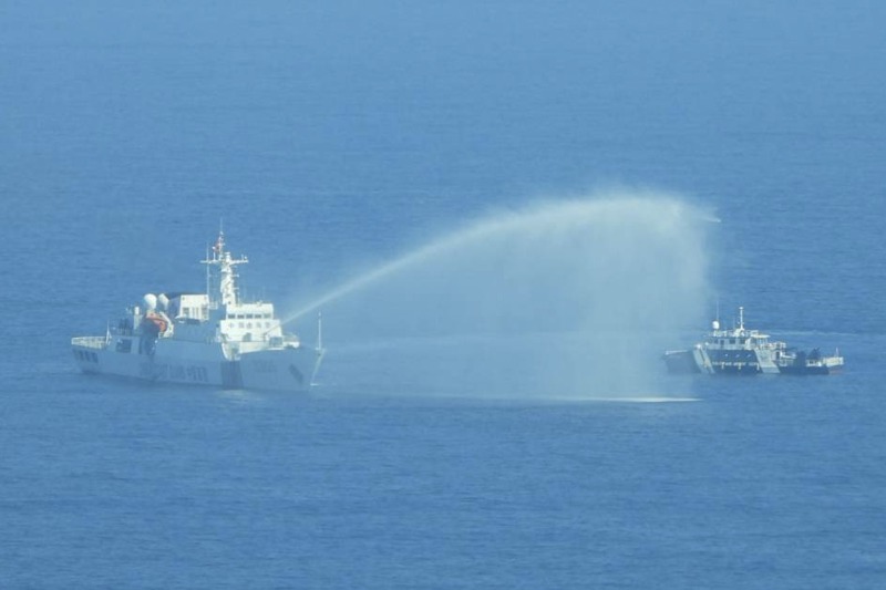 大陸海警船9日以水砲驅離欲進入黃岩島水域的菲律賓公務船。美聯社