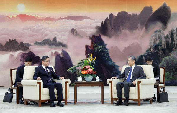 大陸外長王毅18日在北京會見北韓外務省副相樸明浩，聲稱兩國始終堅定相互支持、相互信任。（圖／取自大陸外交部官網）