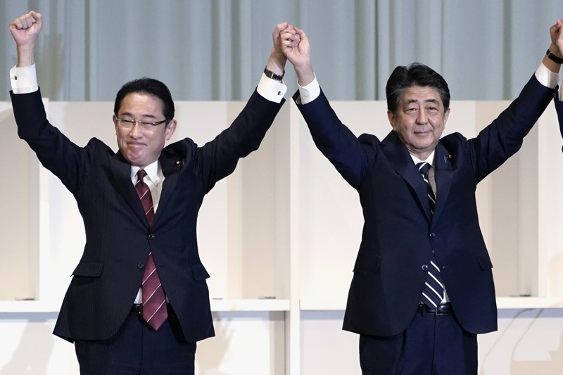 日本首相岸田文雄（左）與前首相安倍晉三（右）都是自民黨的重量級人物。美聯社