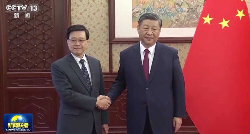 香港特首李家超（左）到北京向大陸國家主席習近平作述職報告。央視新聞畫面