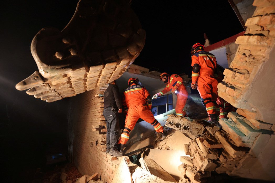 甘肅省積石山縣深夜發生規模6.2強震，救難隊員在深夜挖掘倒塌的牆磚、試圖尋找生還...