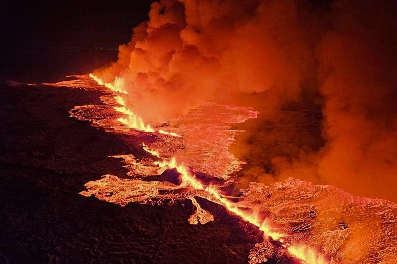 經歷幾個星期的「地震風暴」後，冰島終於在17日晚間在格林達維克鎮北部發生火山爆發，岩漿以每秒100至200立方公尺的速度從地表裂縫中噴射而出。歐新社