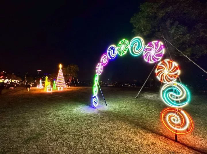 以童年回憶「金柑糖」為構想打造的糖果拱門，歡迎遊客進入聖誕的甜蜜世界。 圖／新北...