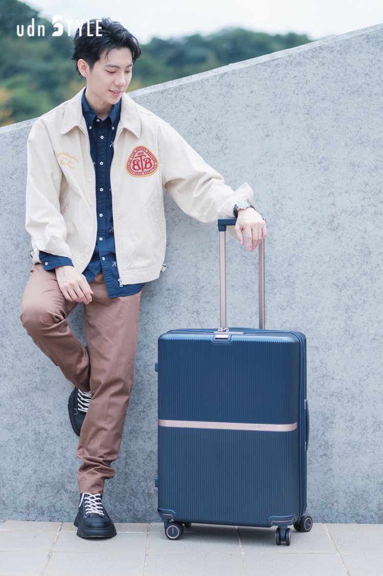 彭千祐在拍攝時尚專題期間，對MINTER系列行李箱緩衝減震輪系統的特色和精緻外型感到驚豔。 記者沈昱嘉／攝影