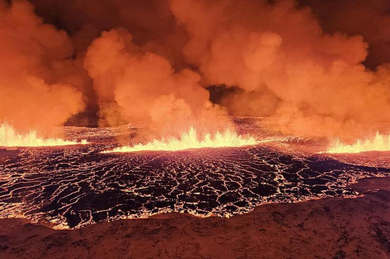 冰島當地時間18日晚間22點17分，西南部雷克雅內斯半島一處靠近電廠的火山爆發，熔岩噴發高度達到100多公尺。取自X